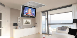 Salon z TV ukrytym w suficie